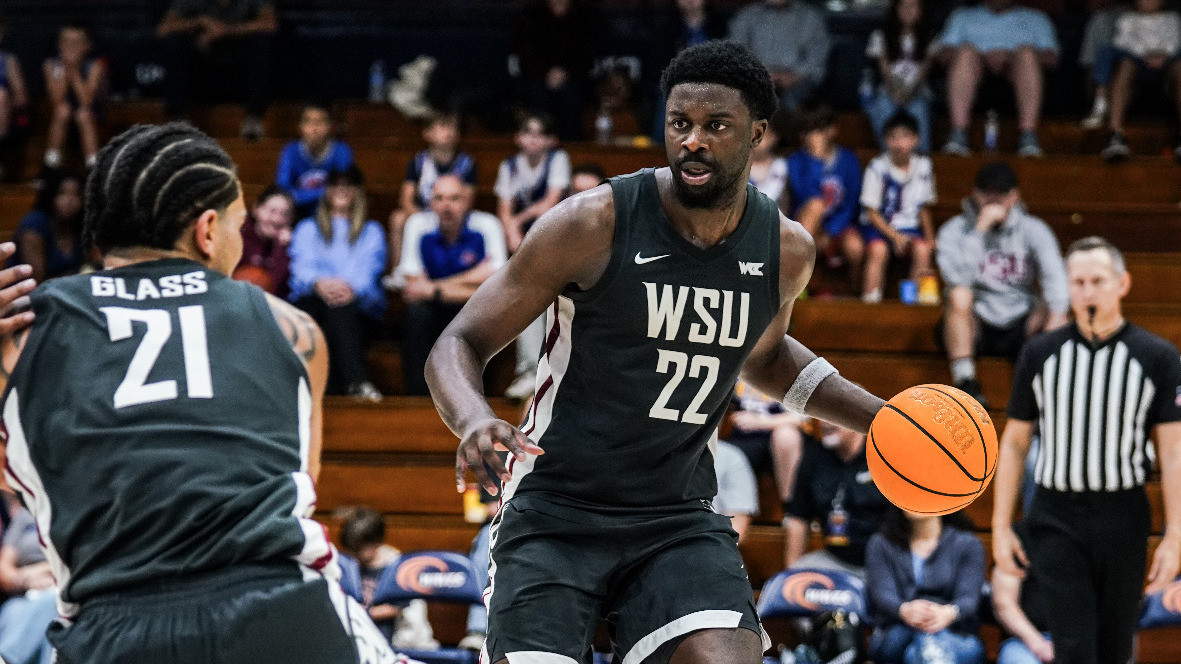 ND Okafor looks to hand off a pass to Ace Glass against Pepperdine, Feb. 28, 2026